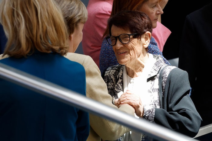 Die ehemalige deutsche Bundeskanzlerin Angela Merkel (2. von links) begrüßt die ehemalige ...