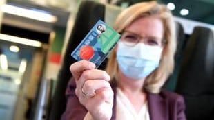 Leonore Gewessler – damals verantwortliche Ministerin und noch mit Maske – mit einem Muster des ...