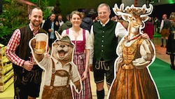 Otter Sepp (2. v. li.) zu Beginn noch mittendrin im Geschehen.