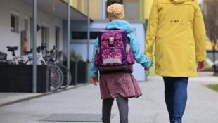 Schulassistenten begleiten Kinder mit besonderen Bedürfnissen in der Schule, damit sie den ...