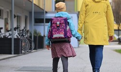 Schulassistenten begleiten Kinder mit besonderen Bedürfnissen in der Schule, damit sie den ...