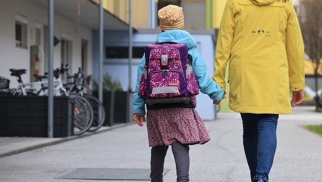 Schulassistenten begleiten Kinder mit besonderen Bedürfnissen in der Schule, damit sie den ...