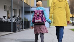 Schulassistenten begleiten Kinder mit besonderen Bedürfnissen in der Schule, damit sie den ...