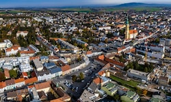 Das Entwicklungskonzept der größten Stadt im Weinviertel steht seit Jahren unter Beschuss – ...