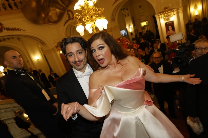 Opernsängerin Natalia Ushakova und Conférencier Stefano Bernardin.