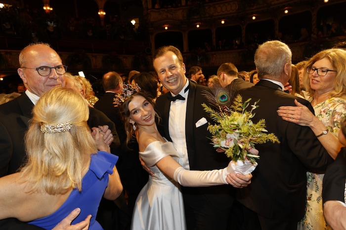 Kulturlandesrat Karlheinz Kornhäusl mit Tochter Anna, die debütiert hat.