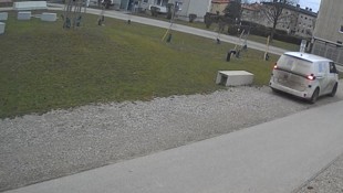 Der Wartungstechniker parkte sein Firmenauto im Inneren der Anlage.