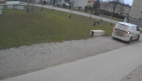 Der Wartungstechniker parkte sein Firmenauto im Inneren der Anlage.