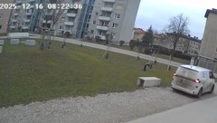 Der Wartungstechniker parkte sein Firmenauto im Inneren der Anlage.