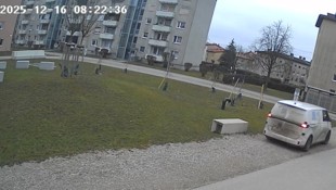 Der Wartungstechniker parkte sein Firmenauto im Inneren der Anlage.