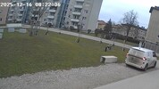 Der Wartungstechniker parkte sein Firmenauto im Inneren der Anlage.