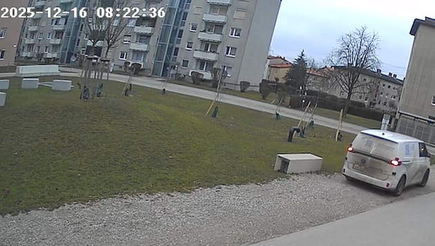 Der Wartungstechniker parkte sein Firmenauto im Inneren der Anlage.