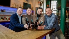 „Weisse“-Eigentümer Felix Gmachl und Pächterfamilie Gassner: Dominic, Stephan und Josef (von ...