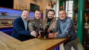 „Weisse“-Eigentümer Felix Gmachl und Pächterfamilie Gassner: Dominic, Stephan und Josef (von ...