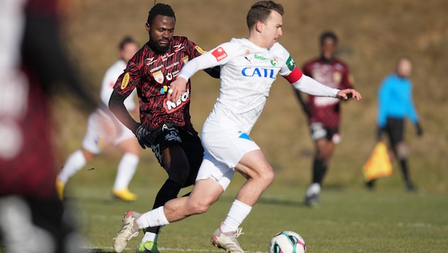 Gegen Valentino Müller und die WSG waren Lustenau und Neuzugang Asumah Abubakar (l.) chancenlos.