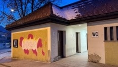 Diese öffentliche Toilettenanlage wurde beschmiert.