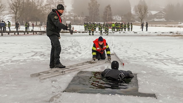 Mit Leitern tasteten sich Feuerwehrleute bis an den im Wasser eingebrochenen Mann heran.
