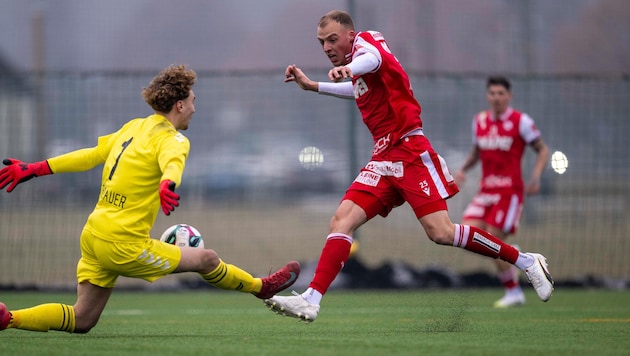 Hinter Stürmer Alex Hofleitner (re.) wird beim GAK ein neuer Abräumer im Mittelfeld gesucht.