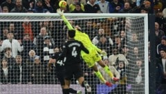 Donnarumma war machtlos: Solanke erzielte das 2:2 mit einem sehenswerten Scorpion Kick.