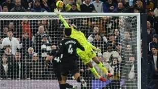 Donnarumma war machtlos: Solanke erzielte das 2:2 mit einem sehenswerten Scorpion Kick.