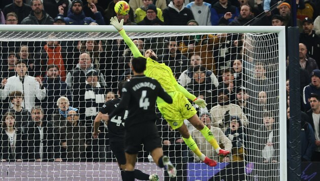 Donnarumma war machtlos: Solanke erzielte das 2:2 mit einem sehenswerten Scorpion Kick.