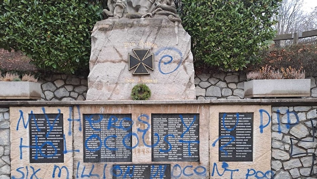 Dieses Kriegerdenkmal in Graz-Gösting wurde beschmiert.