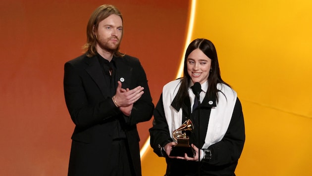 Finneas und Billie Eilish nehmen den Preis für den besten Song entgegen und protestierren gegen ...