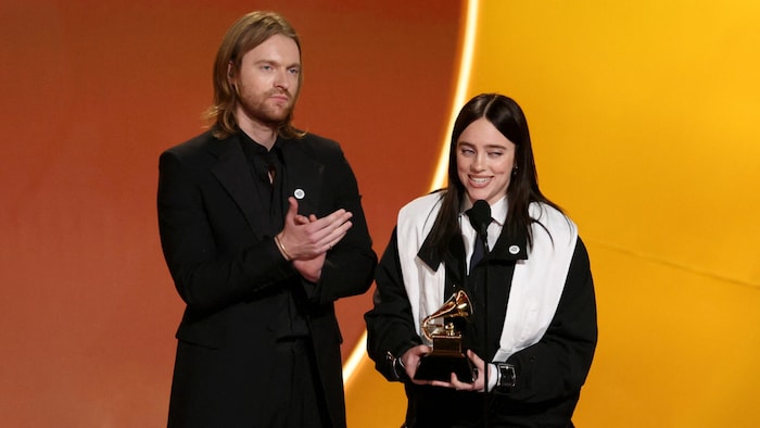 Finneas und Billie Eilish nehmen den Preis für den besten Song entgegen