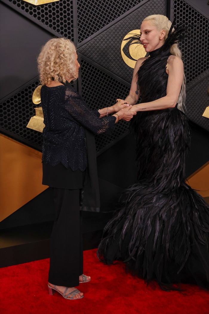 Lady Gaga im spektakulären Federnkleid am Red Carpet