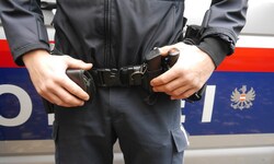 Der 26-Jährige öffnete den Beamten mit einer blutenden Wunde im Brustbereich selbst die Tür ...