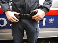 Der 26-Jährige öffnete den Beamten mit einer blutenden Wunde im Brustbereich selbst die Tür ...