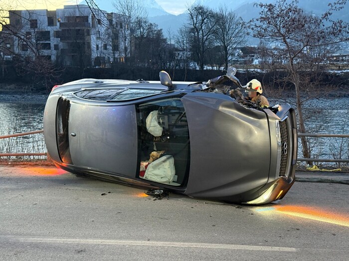 Auf der Beifahrerseite kam der Pkw zum Stillstand.