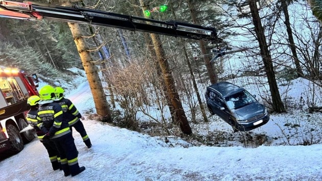 Die Einsatzkräfte bergen das abgestürzte Fahrzeug.