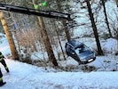 Die Einsatzkräfte bergen das abgestürzte Fahrzeug.