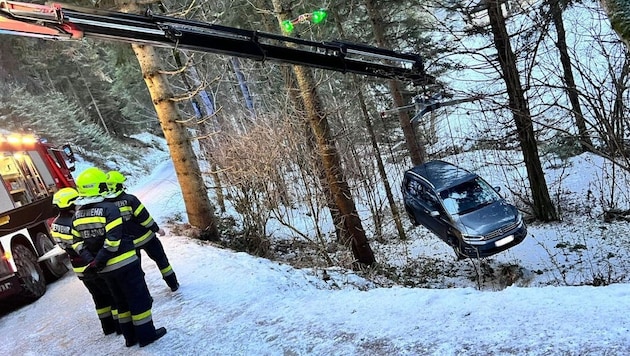 Die Einsatzkräfte bergen das abgestürzte Fahrzeug.