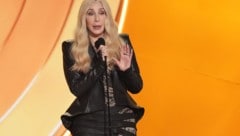Huch, was war denn bei den Grammys mit Cher los? Die Sängerin sorgte für jede Menge Verwirrung.