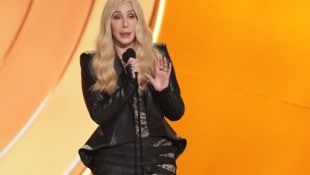 Huch, was war denn bei den Grammys mit Cher los? Die Sängerin sorgte für jede Menge Verwirrung.