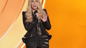 Huch, was war denn bei den Grammys mit Cher los? Die Sängerin sorgte für jede Menge Verwirrung.