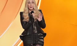 Huch, was war denn bei den Grammys mit Cher los? Die Sängerin sorgte für jede Menge Verwirrung.