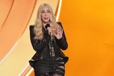 Huch, was war denn bei den Grammys mit Cher los? Die Sängerin sorgte für jede Menge Verwirrung.