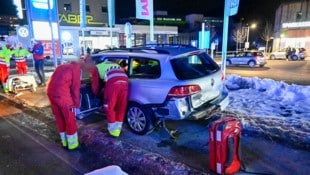 Die Rettungskräfte versorgen die Verletzten.