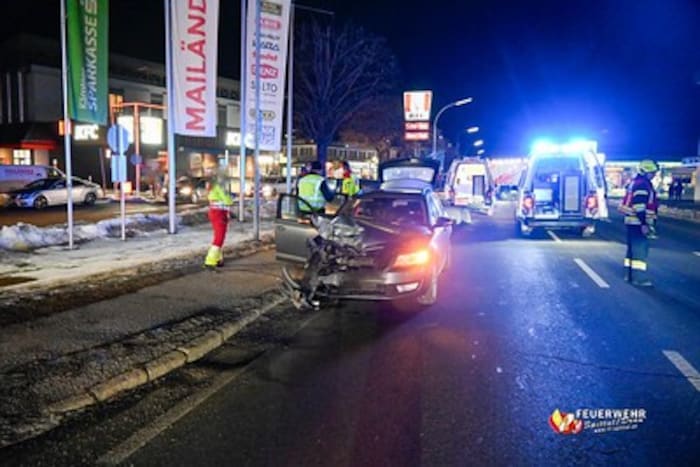 An beiden Autos entstand ein erheblicher Schaden.