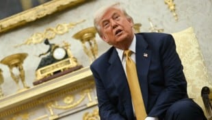 US-Präsident Donald Trump (im nach seinem Geschmack mit Gold angeräumten Oval Office) hat mit ...