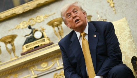 US-Präsident Donald Trump (im nach seinem Geschmack mit Gold angeräumten Oval Office) hat mit ...