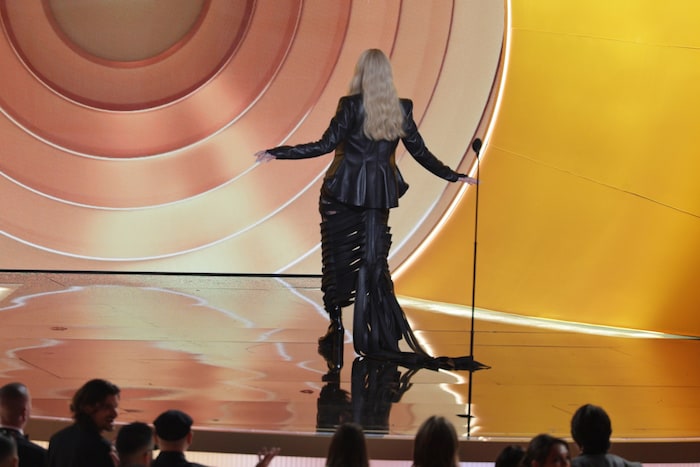 Cher wollte schon die Bühne verlassen, obwohl sie den Grammy noch gar nicht übergeben hatte.