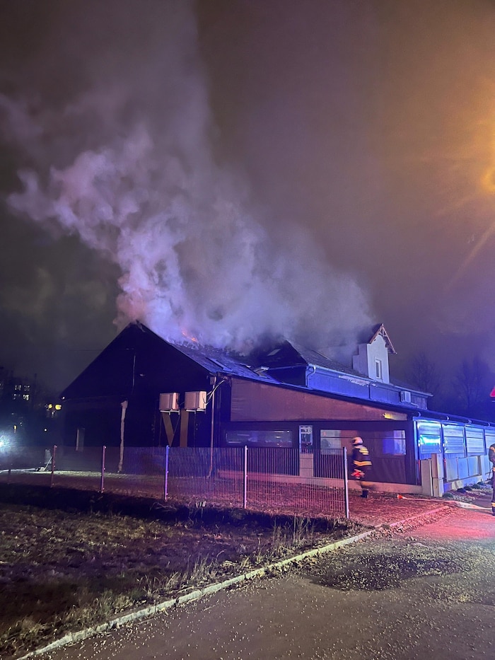 Dichte Rauchwolken stiegen auf.