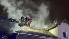 Die Berufsfeuerwehr hatte eine Teleskopmastbühne im Einsatz
