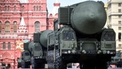 Die nuklearfähige russische Jars-Rakete bei einer Parade in Moskau – Russland verfügt weltweit ...