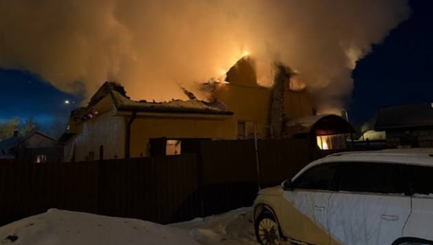 Das betroffene Haus stand komplett in Brand.