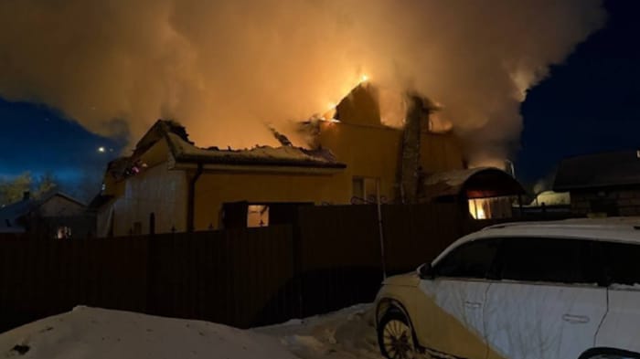 Ein Gebäude in Belgorod steht nach einer Drohnenattacke in Flammen.